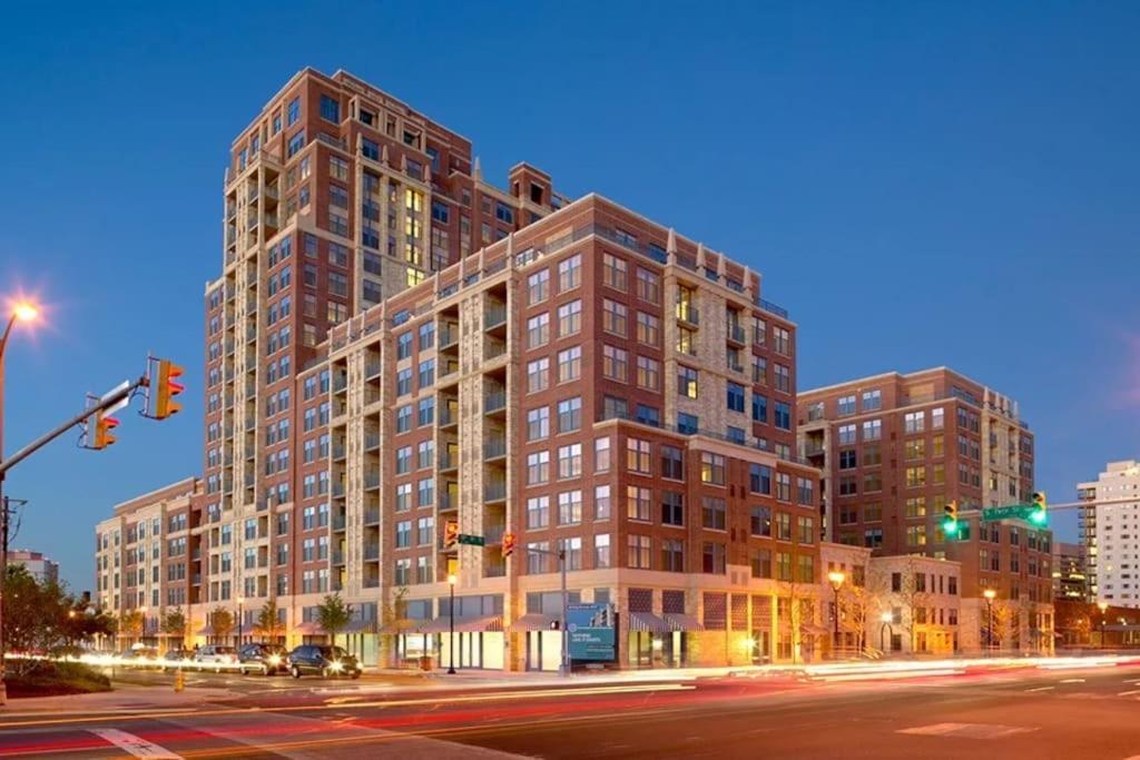 Upscale Comfort Next To Metro And Dining Arlington Exterior photo