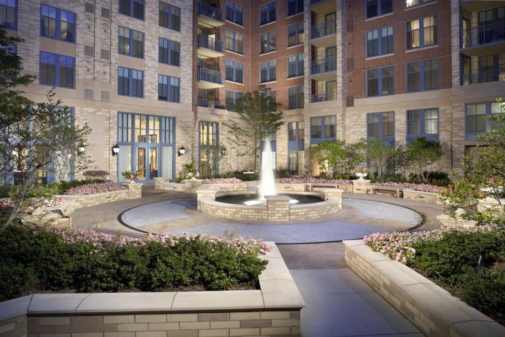 Upscale Comfort Next To Metro And Dining Arlington Exterior photo