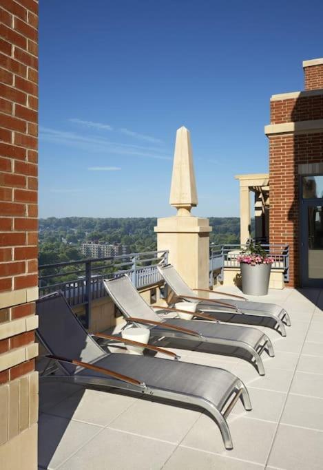 Upscale Comfort Next To Metro And Dining Arlington Exterior photo