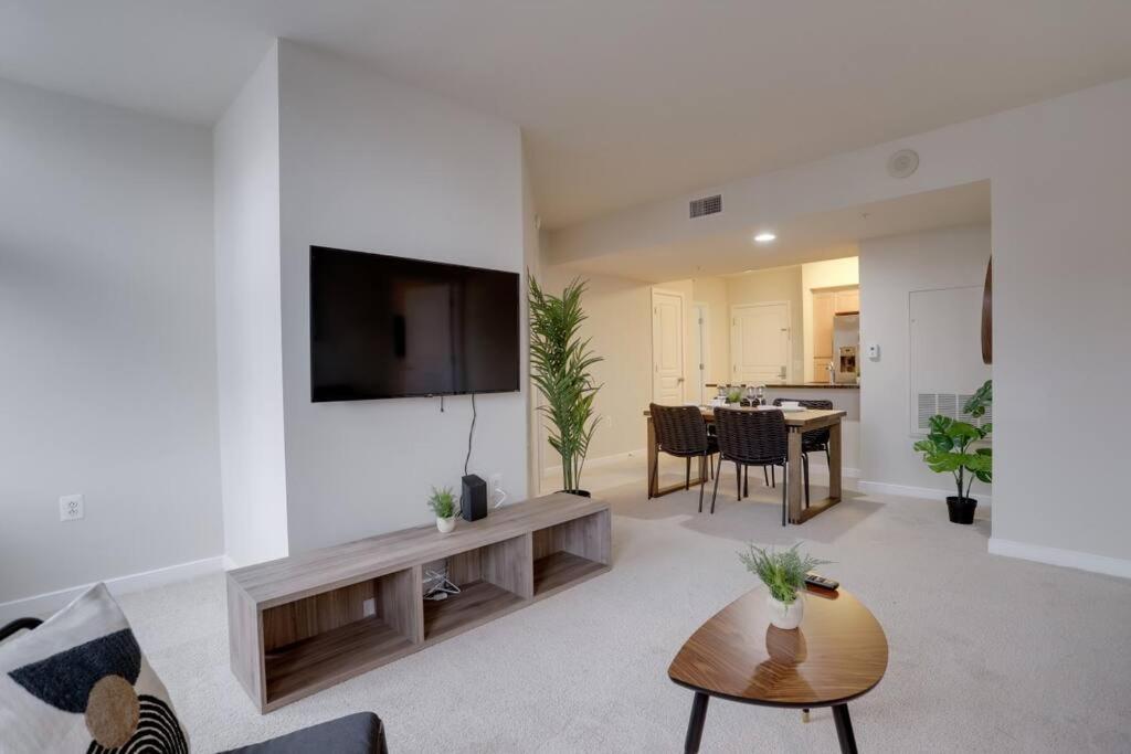 Upscale Comfort Next To Metro And Dining Arlington Exterior photo