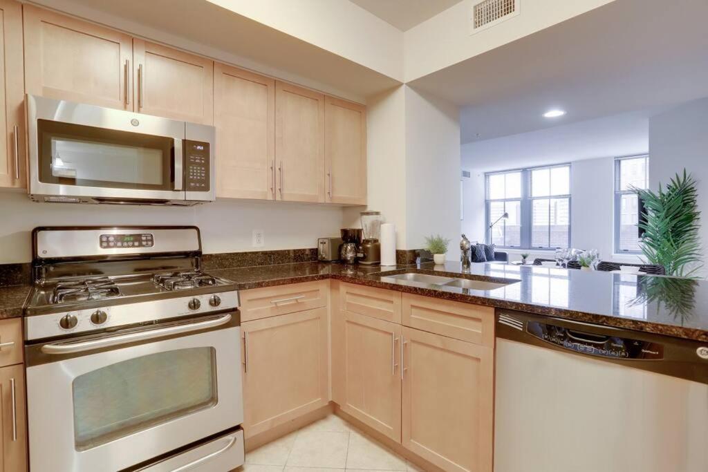 Upscale Comfort Next To Metro And Dining Arlington Exterior photo