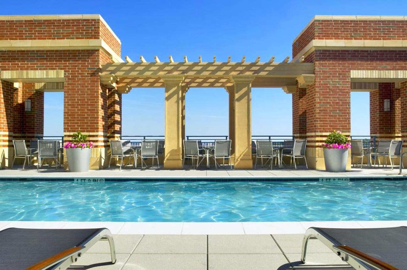 Upscale Comfort Next To Metro And Dining Arlington Exterior photo