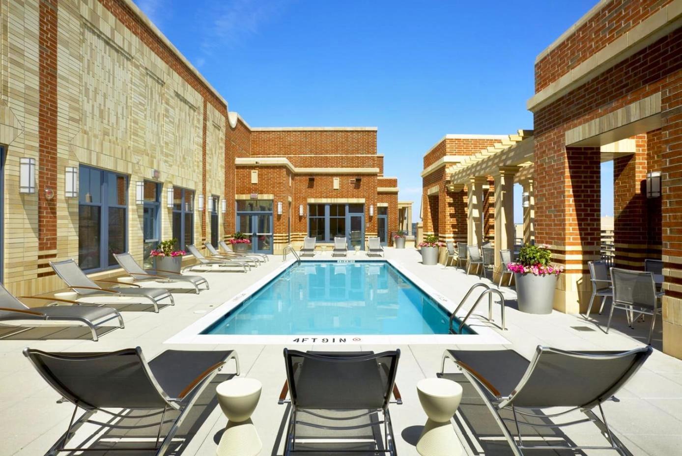 Upscale Comfort Next To Metro And Dining Arlington Exterior photo
